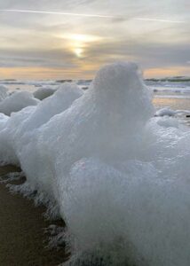 Skummet fra havet på stranden fremstår næsten som isbjerge når man kommer tæt nok på