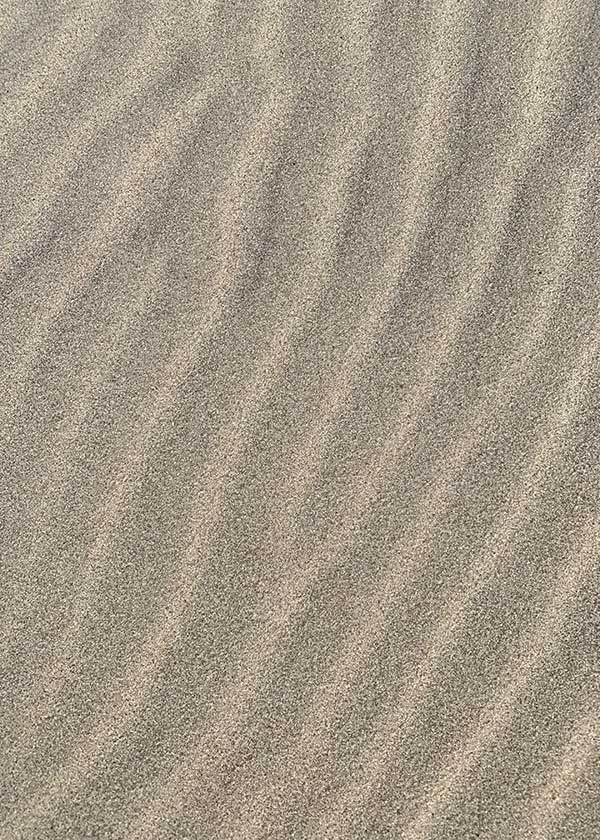 Vinden har aftegnet flotte mønstre i strandets sand