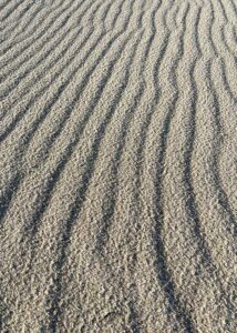 Vinden og vandet har sammen dannet forunderlige mønstre i sandet på stranden