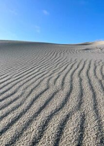 Mønstrene i sandet til fantasien, og man kan drømme sig langt væk på en varm sommerdag på stranden