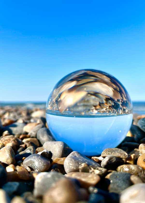 Glaskuglen fanger himmel, hav, sten og vand, og blander alt i et forunderligt udtryk