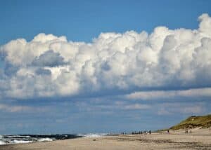 Flot sommerdag på stranden, vinden er frisk, himlen er høj, og de store cumulus skyer tegner flot horisonten