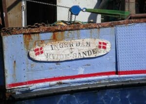 Inger Dam - en af de velkendte blå kuttere fra Hvide Sande ligger her ved kajen før næste tur på havet
