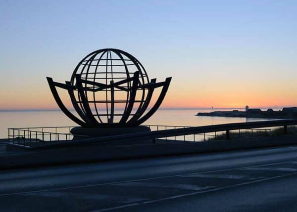Punktet hedder dette værk, en globus flankeret af syv skibsstævne der symboliserer de syv verdenshave.