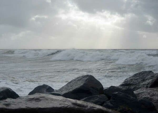 Store bølger efter sidste storm ruller forbi molerne ved Hvide Sande på vejen mod stranden hvor de brydes i brændingen