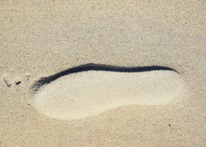 Fodspor i sandet på stranden, hvem var personen, hvor gik han hen - kommer han igen