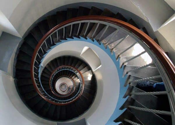 Fantastiske mønstre opstår inde i Lyngvig Fyr når man kigger op gennem trapperne som fører til toppen af fyret