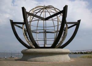 De Syv Verdenshave er et kunstværk som er placeret ved afvandingsslusen i Hvide Sande