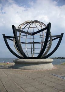 De Syv Verdenshave er et kunstværk som er placeret ved afvandingsslusen i Hvide Sande