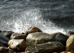 Vandet fanget smukt af kameraet i luften, lige inden de slår ind over stenene
