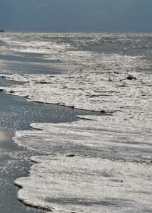 Sommerdag på nordstranden i Hvide Sande bølgerne slår dovent op på stranden