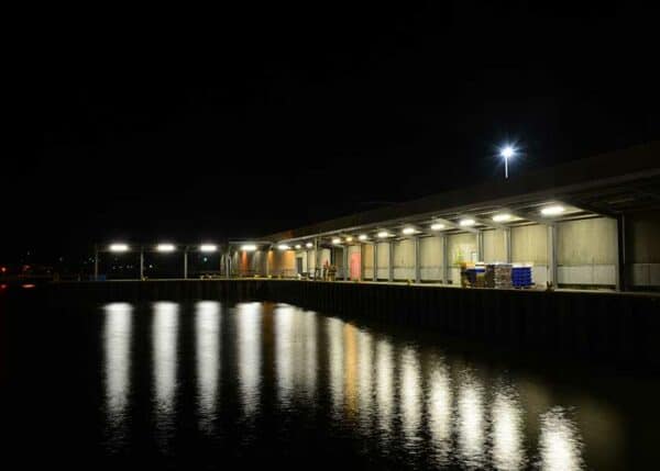 Fiskeauktionshallen i Hvide Sande badet i lyset fra de mange projektører ved lossekajen til fiskebådene
